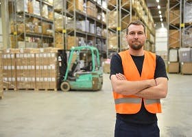 Lagerlogistiker - AdobeStock_242115619 --- industrieblick